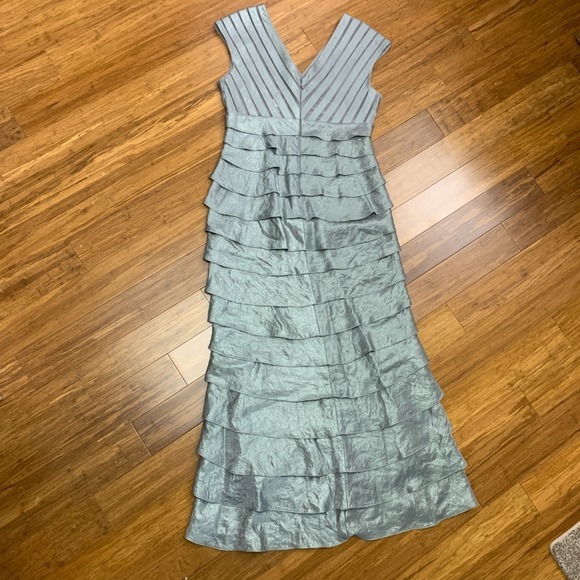 Adrianna Papell Occasions Ruffled Tiered Formal Dress 8 Petite‎ Sleeveless Gray - Picture 4 of 9